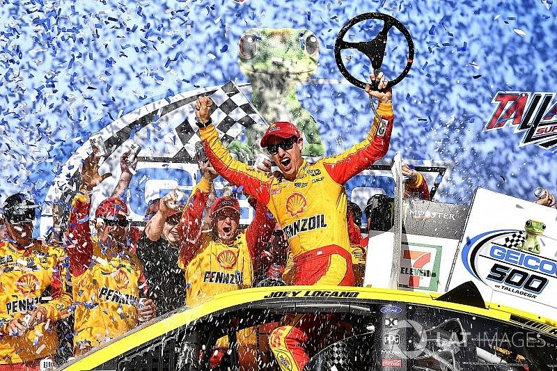 Joey Logano batte Kurt Busch e trionfa a Talladega