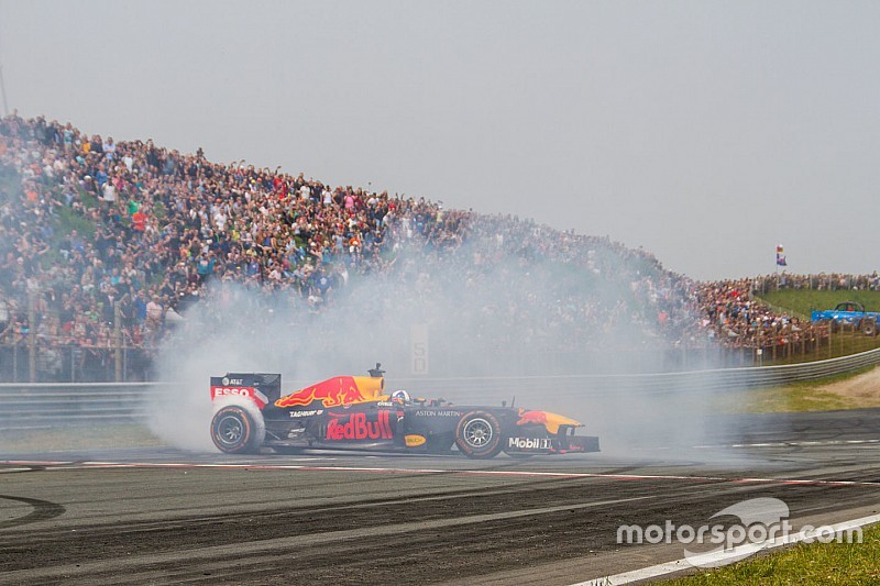 Hőkamerán egy F1-es autó működése