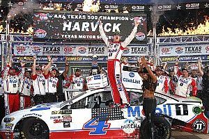 Harvick entreißt Truex Jr. Texas-Sieg und löst NASCAR-Finalticket