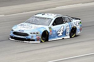 Harvick domina la primera etapa en Texas y Suárez en accidente