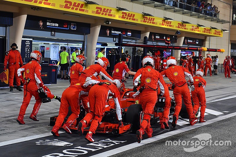 Video dari fan perlihatkan Ocon nyaris tabrak mekanik Ferrari