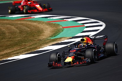 Kulisszatitkok Silverstone-ból: a tetovált lány, gumikörkép... és Vettel is beszólt Grosjeannak