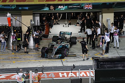 A Mercedes Hamiltont akarja, és gondolkozik Ricciardón