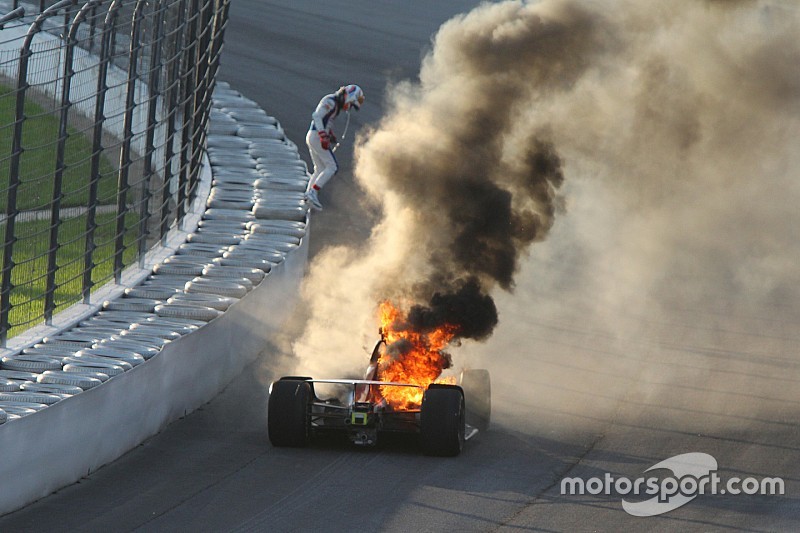 Взрыв дрэгстера и пожар в IndyCar: лучшие гоночные видео уик-энда