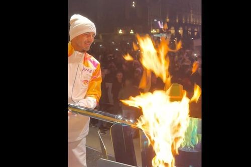 V&iacute;deo: Pecco Bagnaia enciende el pebetero con la antorcha ol&iacute;mpica
