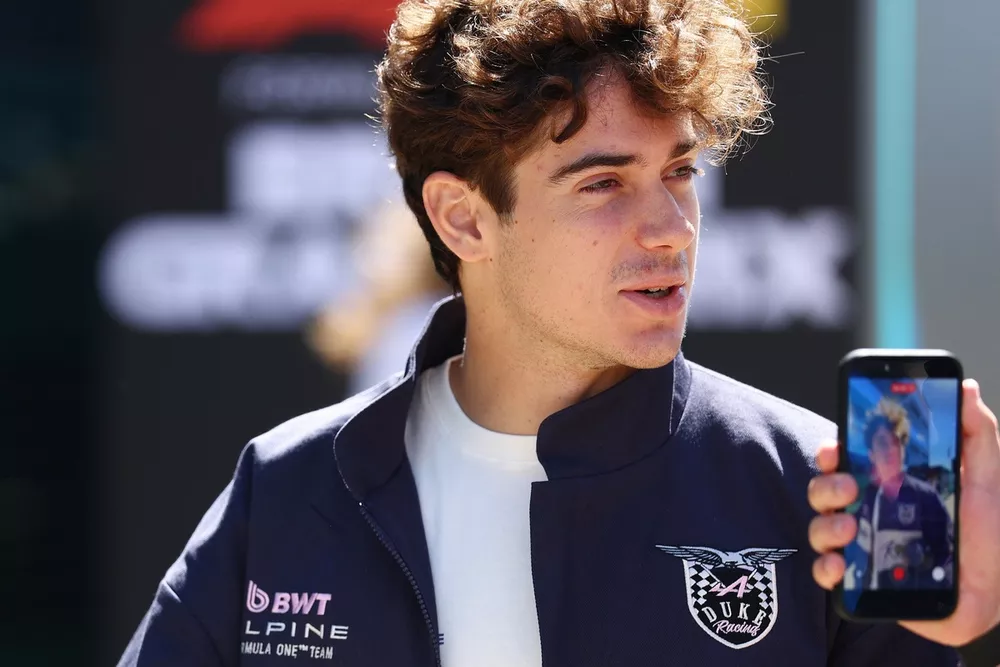 Franco Colapinto lleva su humor seco a 'Passenger Princess' de Amelia Dimoldenberg