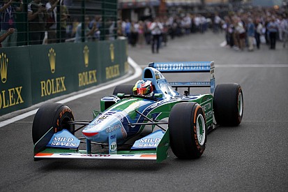 Mick Schumacher alla guida della B194 del papà Michael