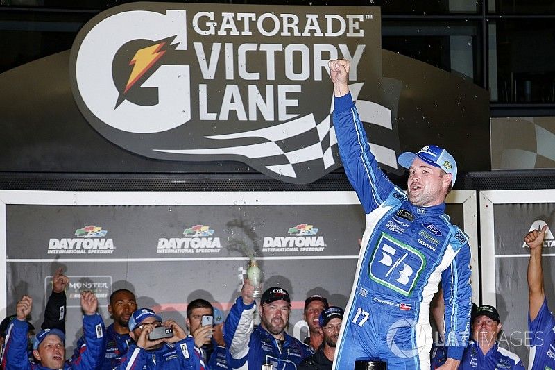 Стенхаус выиграл этап NASCAR Cup в Дайтоне
