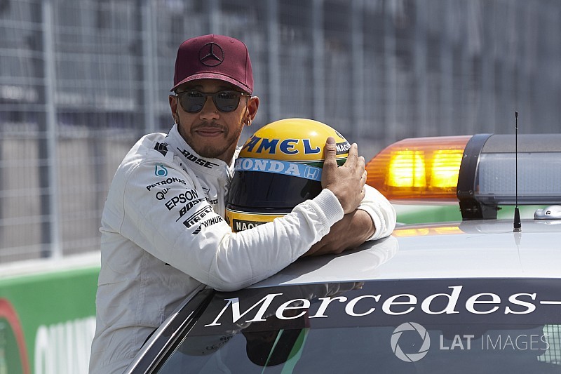 Samai pencapaian sang legenda, Hamilton dihadiahi helm asli Senna