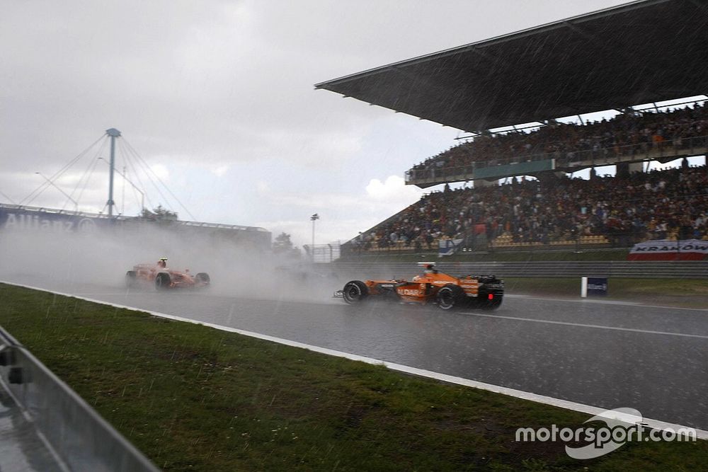 Adrian Sutil, Spyker F8-VII Ferrari, en tête à queue juste devant Markus Winkelhock, Spyker F8-VII Ferrari