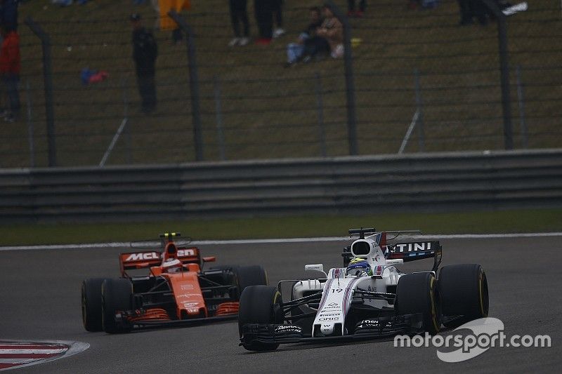 Felipe Massa, Williams FW40, devant Stoffel Vandoorne, McLaren MCL32