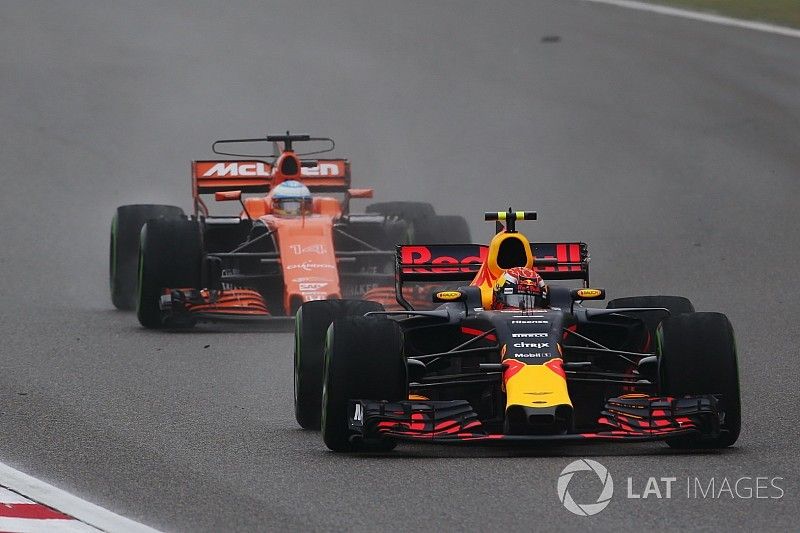 Max Verstappen, Red Bull Racing RB13, devant Fernando Alonso, McLaren MCL32