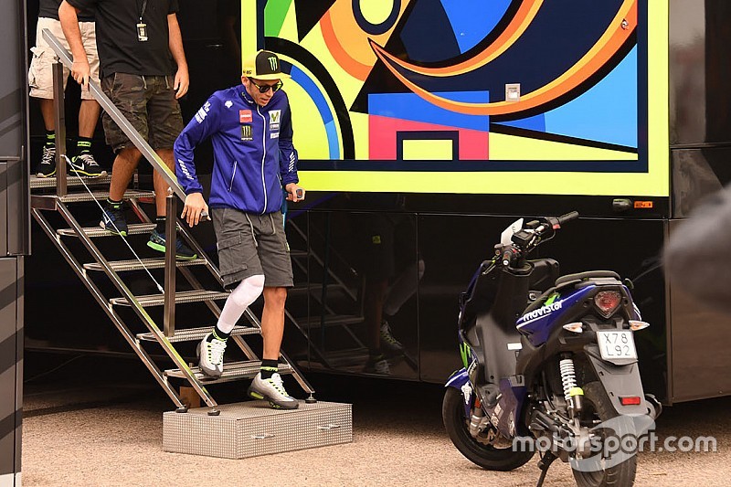 Rossi risponde ai social: "Infortunio inventato? Vi faccio vedere le lastre!"