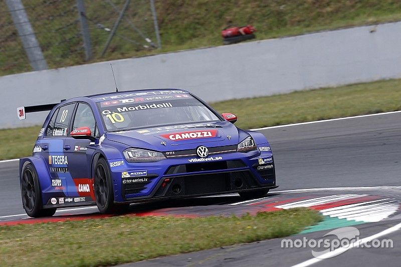Óriási roncsderbi a második oscherslebeni TCR-futamon, mindkét M1RA kiesett