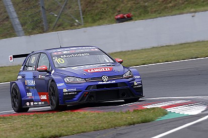 Óriási roncsderbi a második oscherslebeni TCR-futamon, mindkét M1RA kiesett