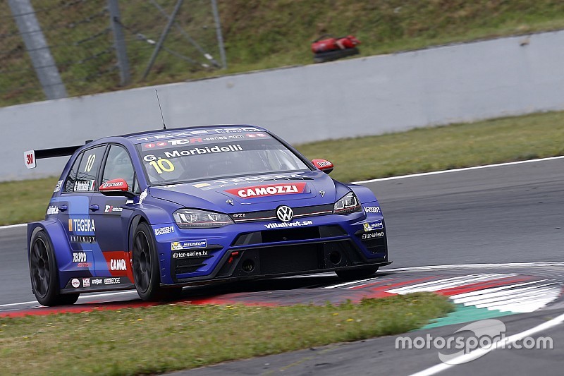 Óriási roncsderbi a második oscherslebeni TCR-futamon, mindkét M1RA kiesett
