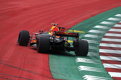Webber: “Verstappen zorgt voor druk bij monteurs door er vaak af te gaan"