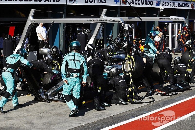 Valtteri Bottas, Mercedes AMG F1 W08, hace una parada en pits