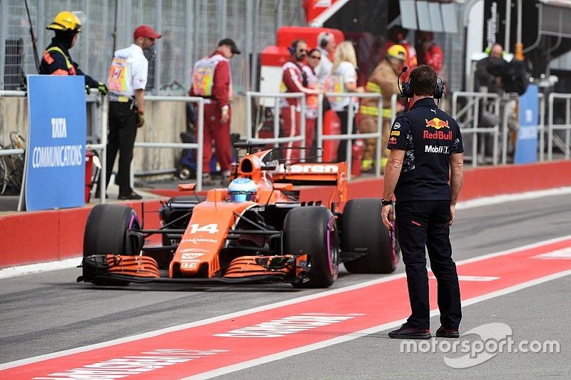 Un mécanicien Red Bull et Fernando Alonso, McLaren MCL32