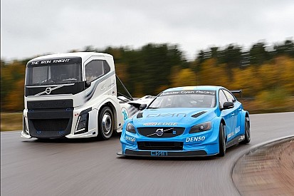 Quand un camion Volvo affronte la S60 WTCC