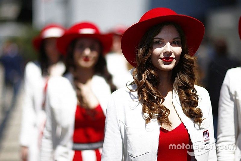 Grid girls russas roubam cena na Fórmula 1