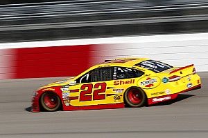 Logano sai do fundo, aparece no fim e vence em Richmond