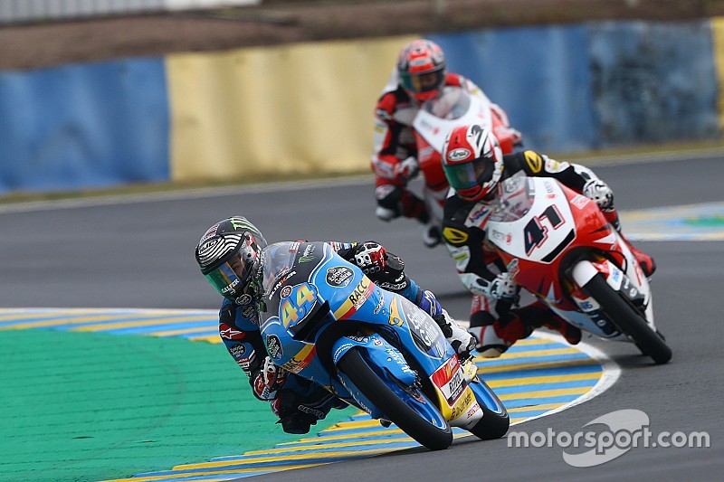 Завал в Moto3: больше половины гонщиков упали в одном повороте