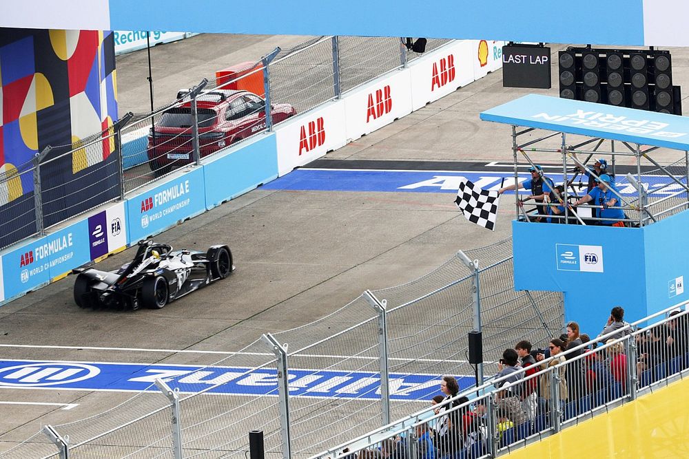 Edoardo Mortara, Venturi Racing, Silver Arrow 02, se lleva la bandera a cuadros