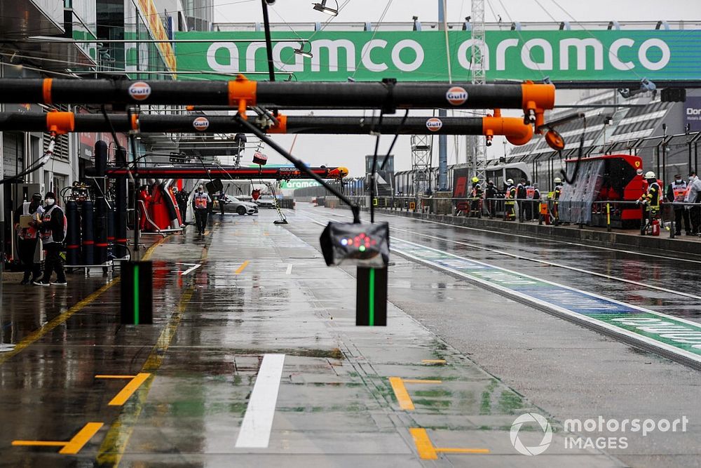 La lluvia y el equipo en el pit lane