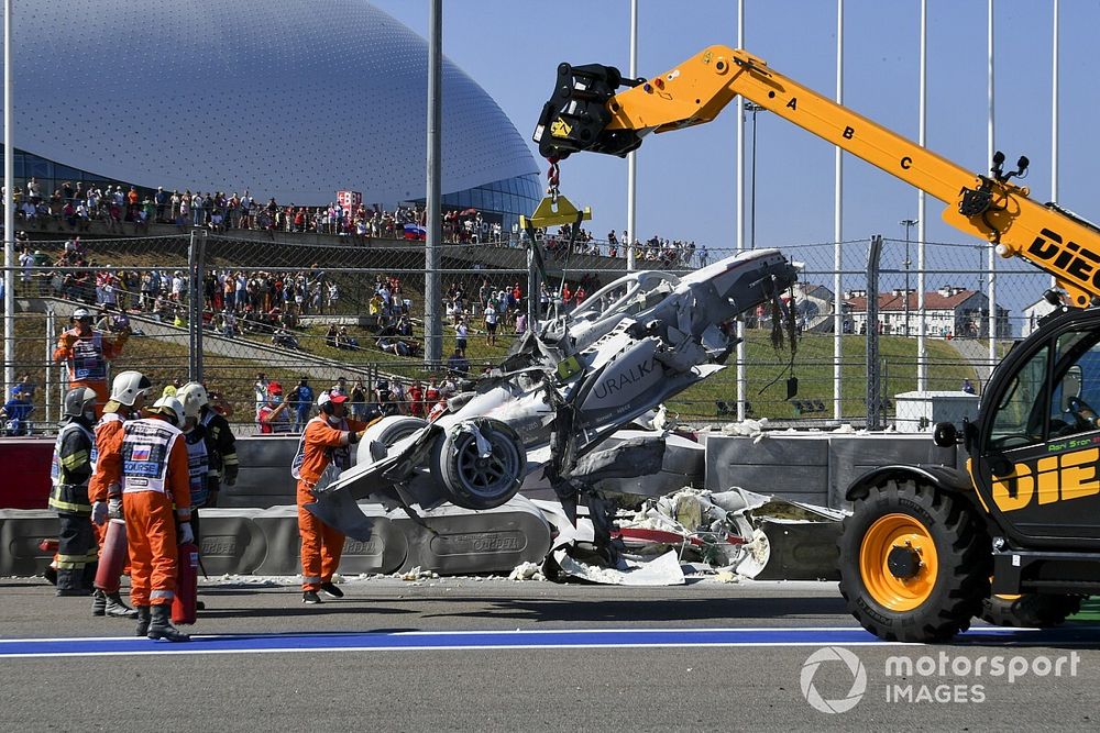 Marshals recover the car of Luca Ghiotto, Hitech Grand Prix after crashing with Jack Aitken, Campos Racing 