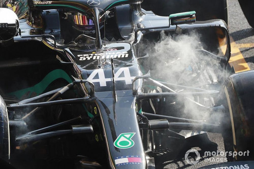 Lewis Hamilton, Mercedes F1 W11, fait un arrêt au stand