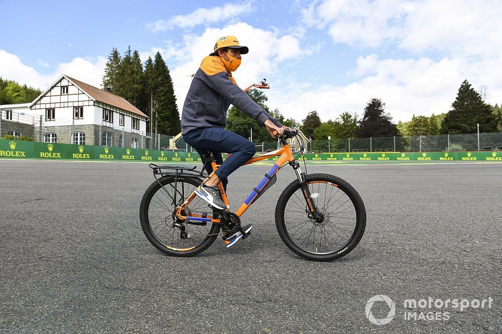 Carlos Sainz Jr., McLaren con la bicicletta sul tracciato