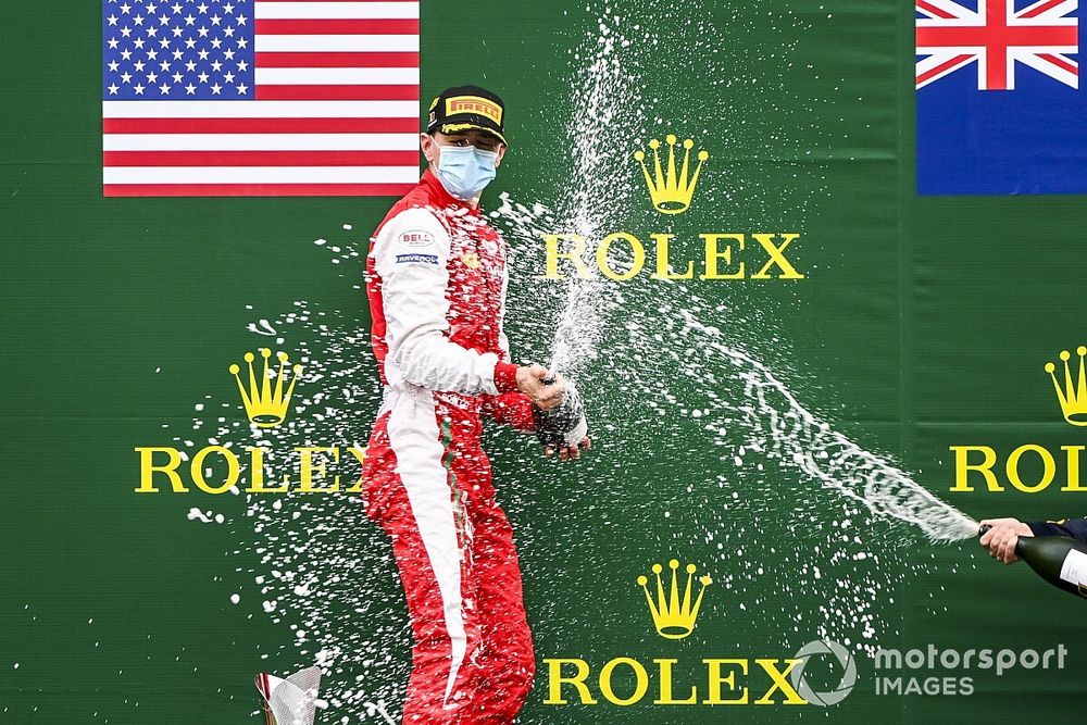 Race Winner Logan Sargeant, Prema Racing celebrates on the podium with the champagne