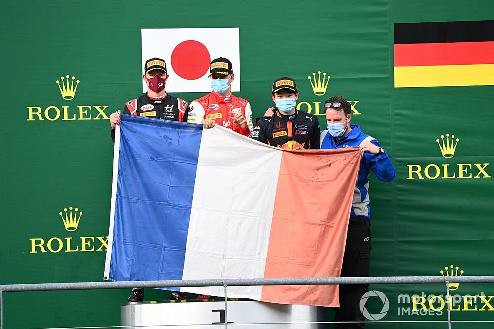 Podio: ganador Yuki Tsunoda, Carlin, y el segundo Nikita Mazepin, Hitech Grand Prix y tercer lugar Mick Schumacher, Prema Racing, con una bandera francesa en el podio en homenaje a Anthoine Hubert