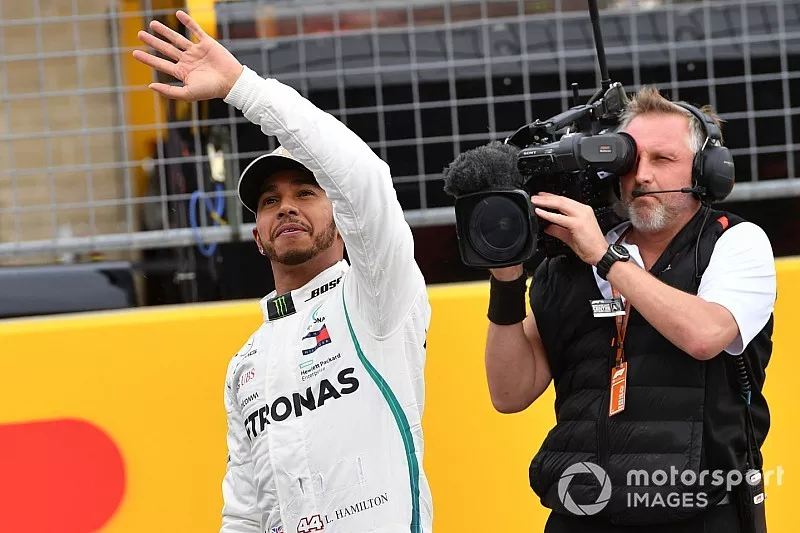 Le poleman Lewis Hamilton, Mercedes-AMG F1 W09  dans le parc ferm&eacute;