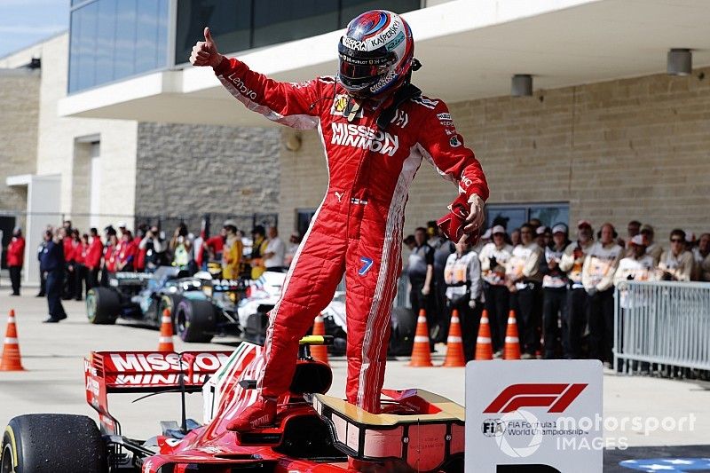 Kimi Raikkonen, Ferrari SF71H, celebra en el Parc Ferme después de ganar la carrera