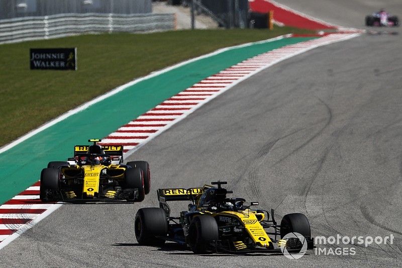 Nico Hulkenberg, Renault Sport F1 Team R.S. 18, devant Carlos Sainz Jr., Renault Sport F1 Team R.S. 18