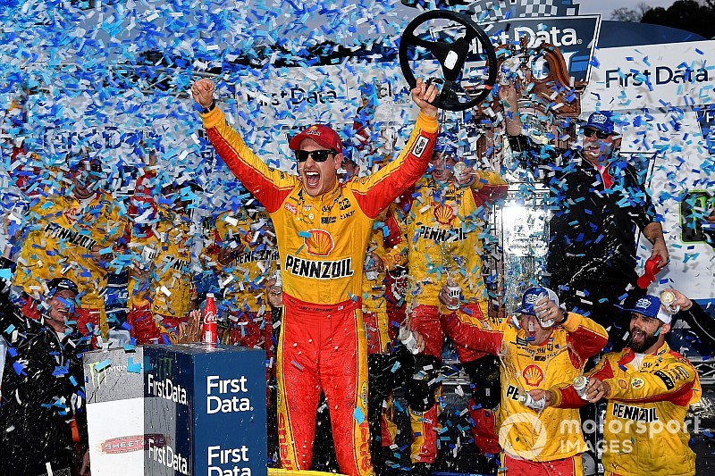 Logano derrota Truex e conquista vaga na final da NASCAR