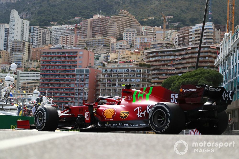 Sainz met gemengde gevoelens op podium: “Ferrari mag trots zijn”