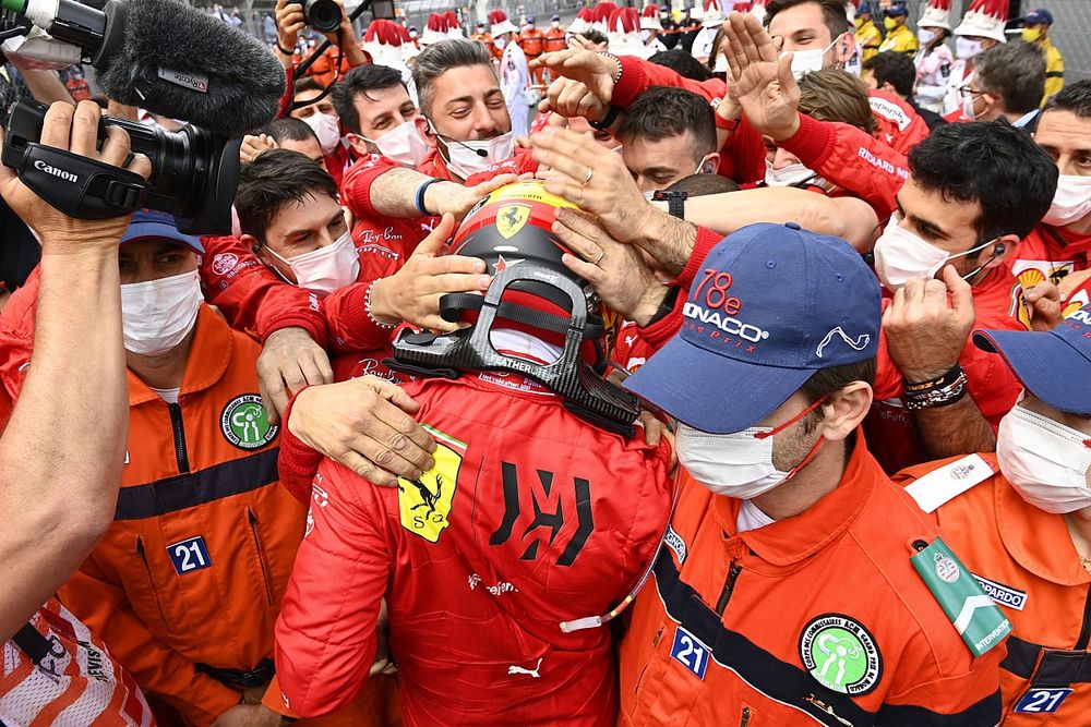 Carlos Sainz Jr., Ferrari, viert de tweede plek met zijn team