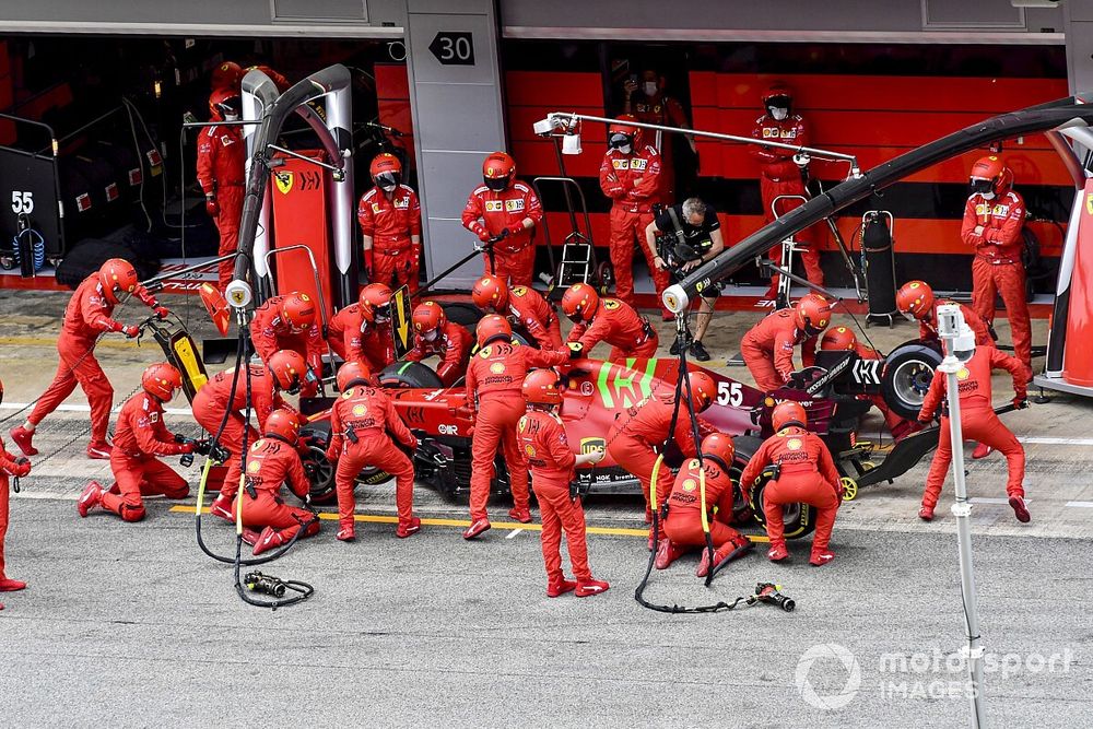 Carlos Sainz Jr., Ferrari SF21, in the pits