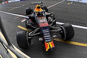 A versenyzők értetlenül állnak a Verstappen balesetét követő késlekedés előtt