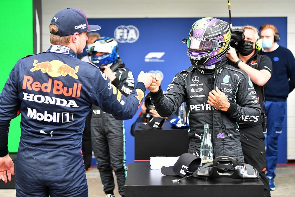 Max Verstappen, Red Bull Racing, félicite Lewis Hamilton, Mercedes, dans le parc fermé