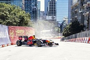 Sergio Pérez fait le show dans les rues de Dallas