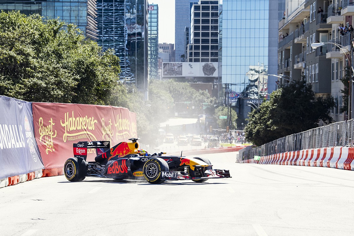 Sergio Pérez fait le show dans les rues de Dallas