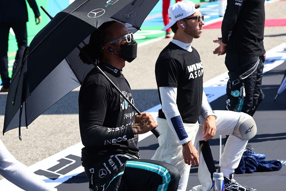 Lewis Hamilton, Mercedes, and Pierre Gasly, AlphaTauri, take a knee in support of the End Racism campaign prior to the start