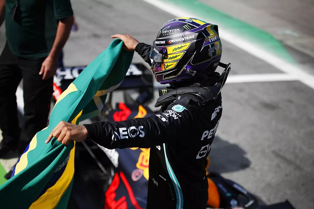 Le vainqueur Lewis Hamilton, Mercedes, f&ecirc;te dans le parc ferm&eacute; avec un drapeau Br&eacute;silien