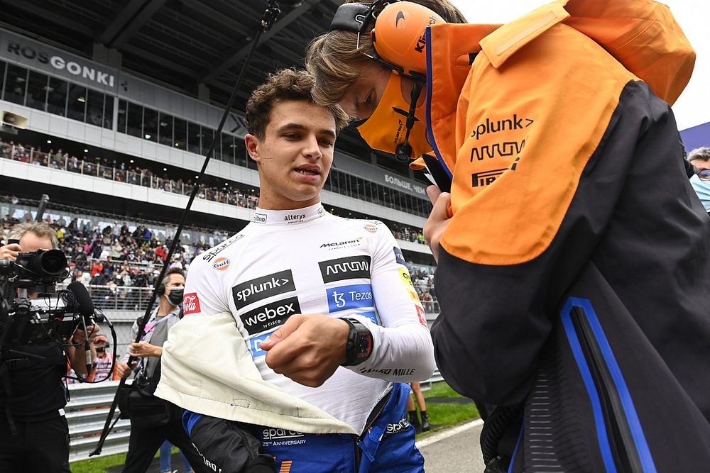 Lando Norris, McLaren, op de grid met zijn race engineer