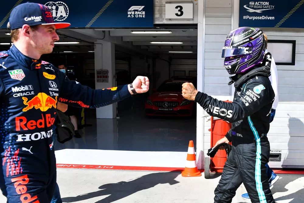 Pole man Lewis Hamilton, Mercedes, first bumbs Max Verstappen, Red Bull Racing, in Parc Ferme