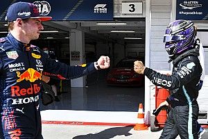 Hamilton gana la pole en Hungría en controvertida acción